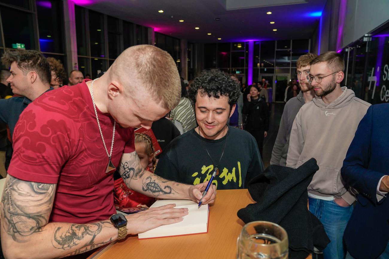 SCOR schreibt ein Autogramm