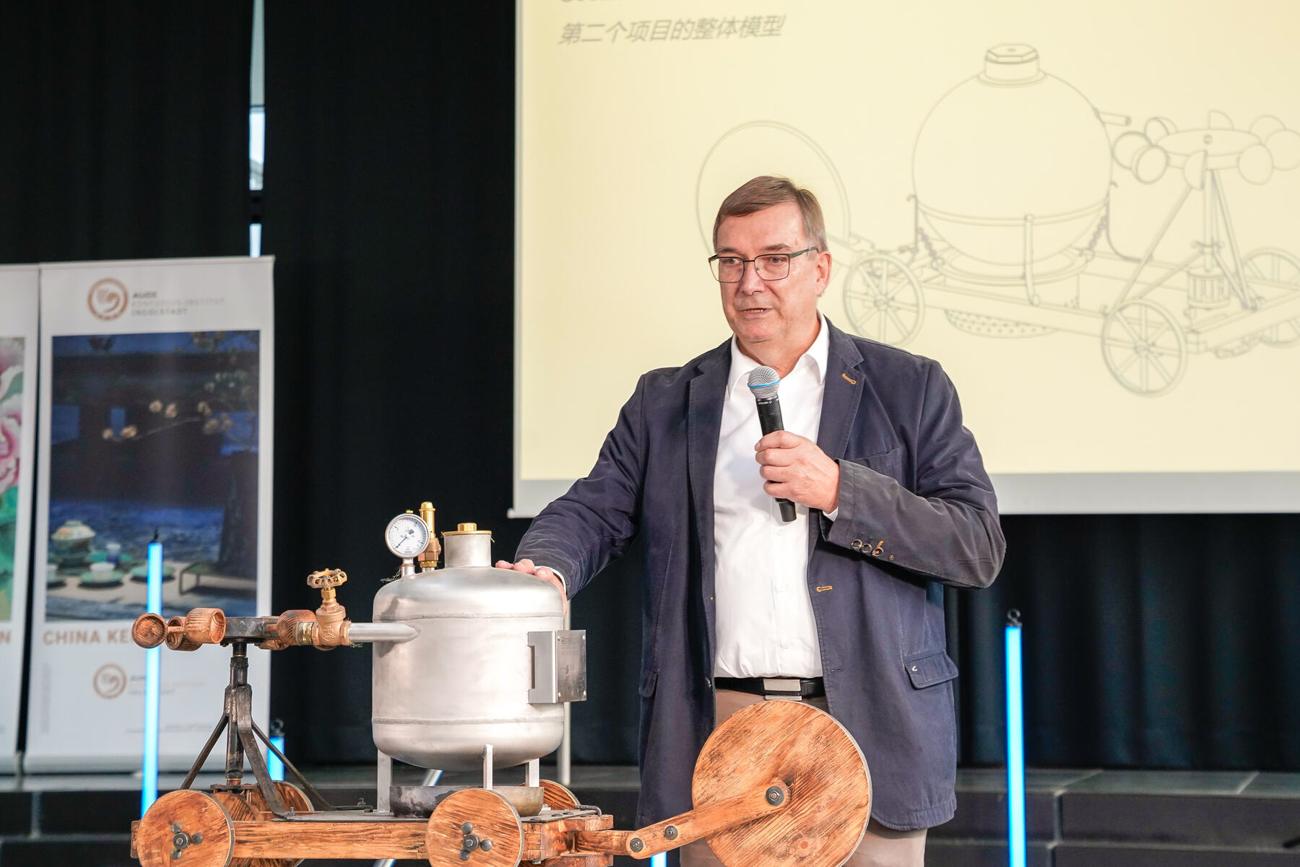 Prof. Dr. Thomas Suchandt stellt den Nachbau des Verbiest Fahrzeugs vor