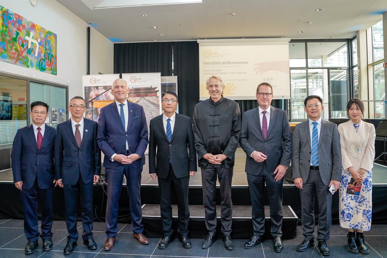 Ehrengäste aus Deutschland und China vor der Bühne