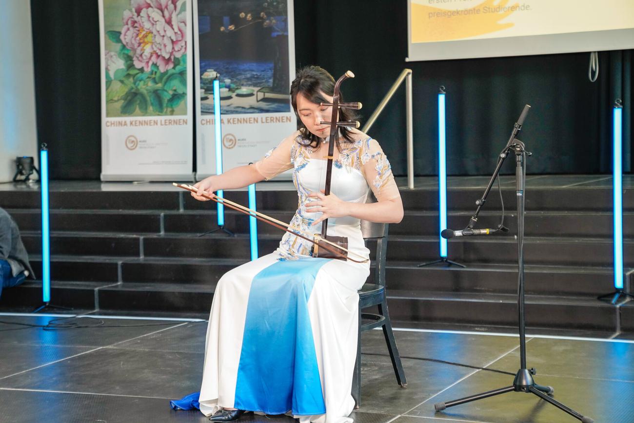 Erhuspielerin in blau weißem Kleid