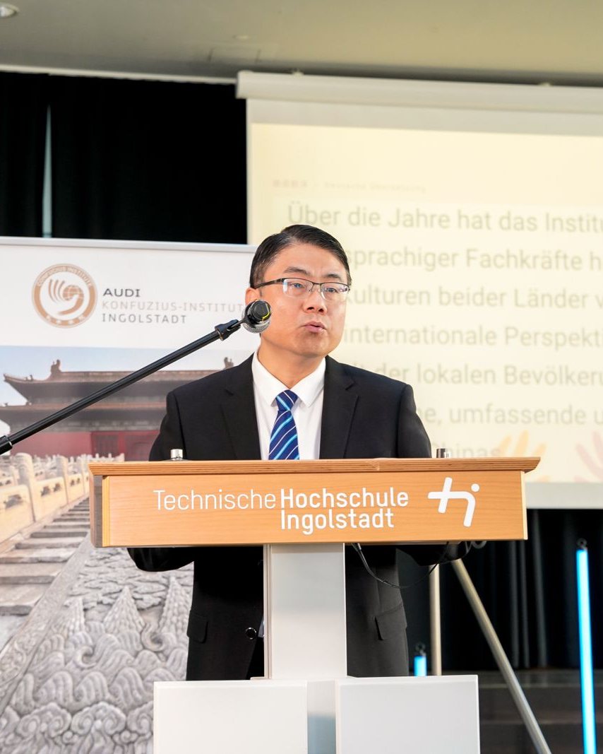 Ming Deng am Rednerpult