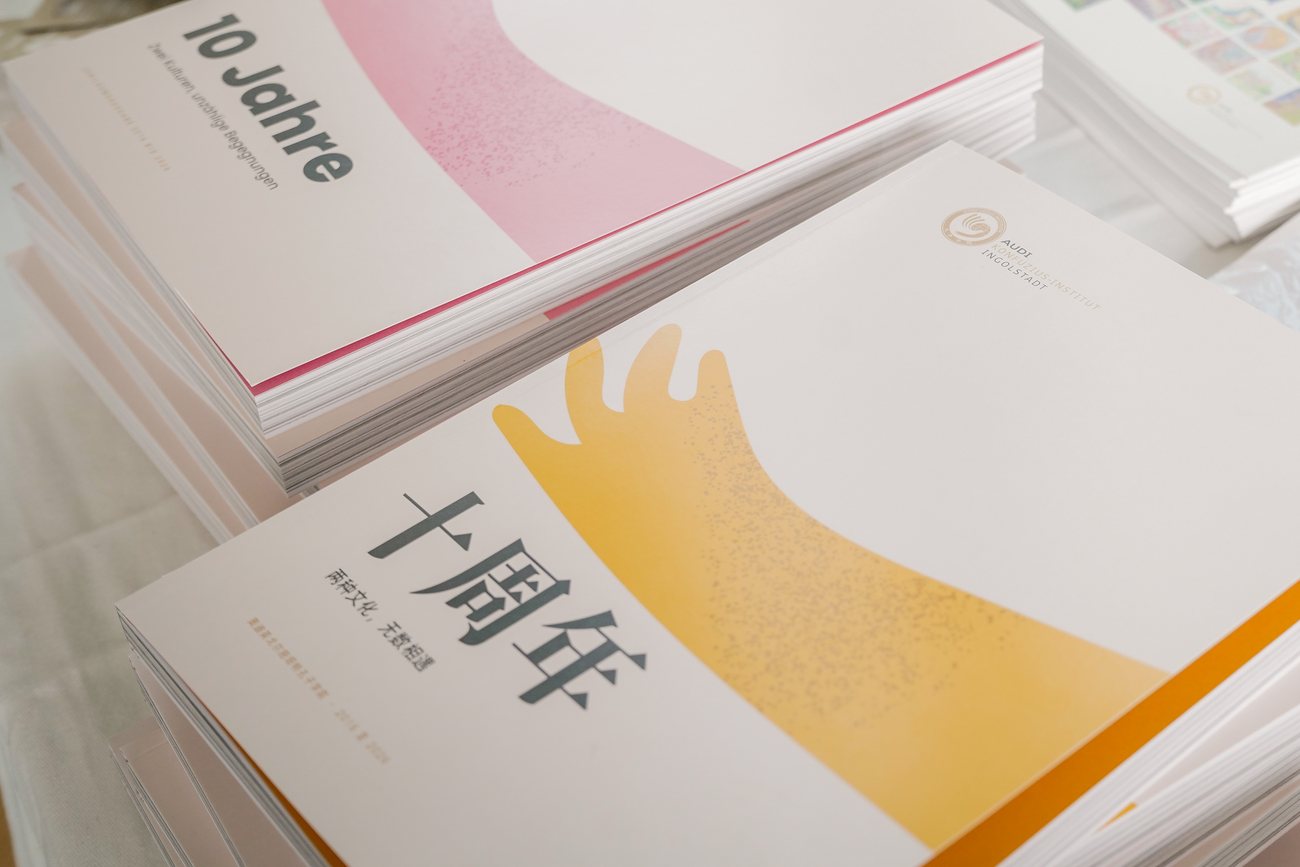 Stapel des Magazins mit deutschem und chinesischem Titel