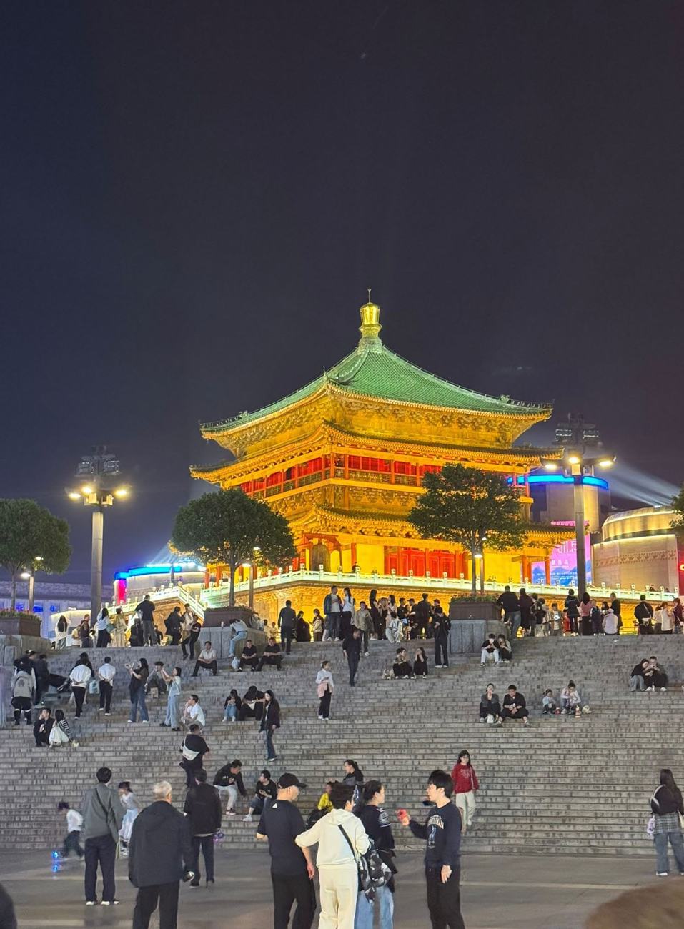Der beleuchtete Glockenturm in Xi’an bei Nacht
