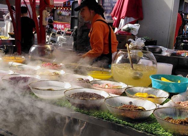 Streetfood Stand mit dampfenden Schalen