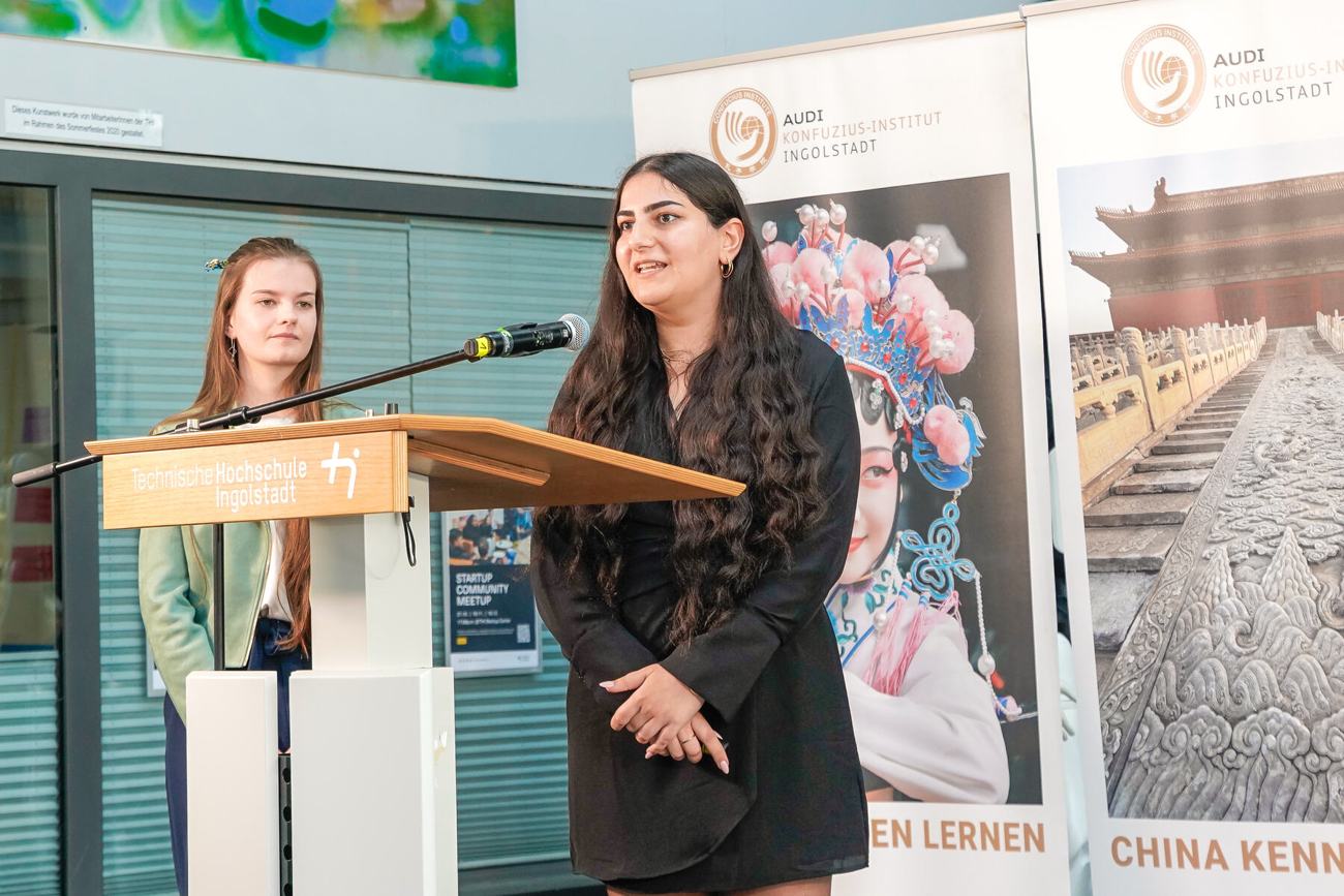 Tara Walter und Kishan Rebwar berichten auf der Bühne von der Erlebnisreise