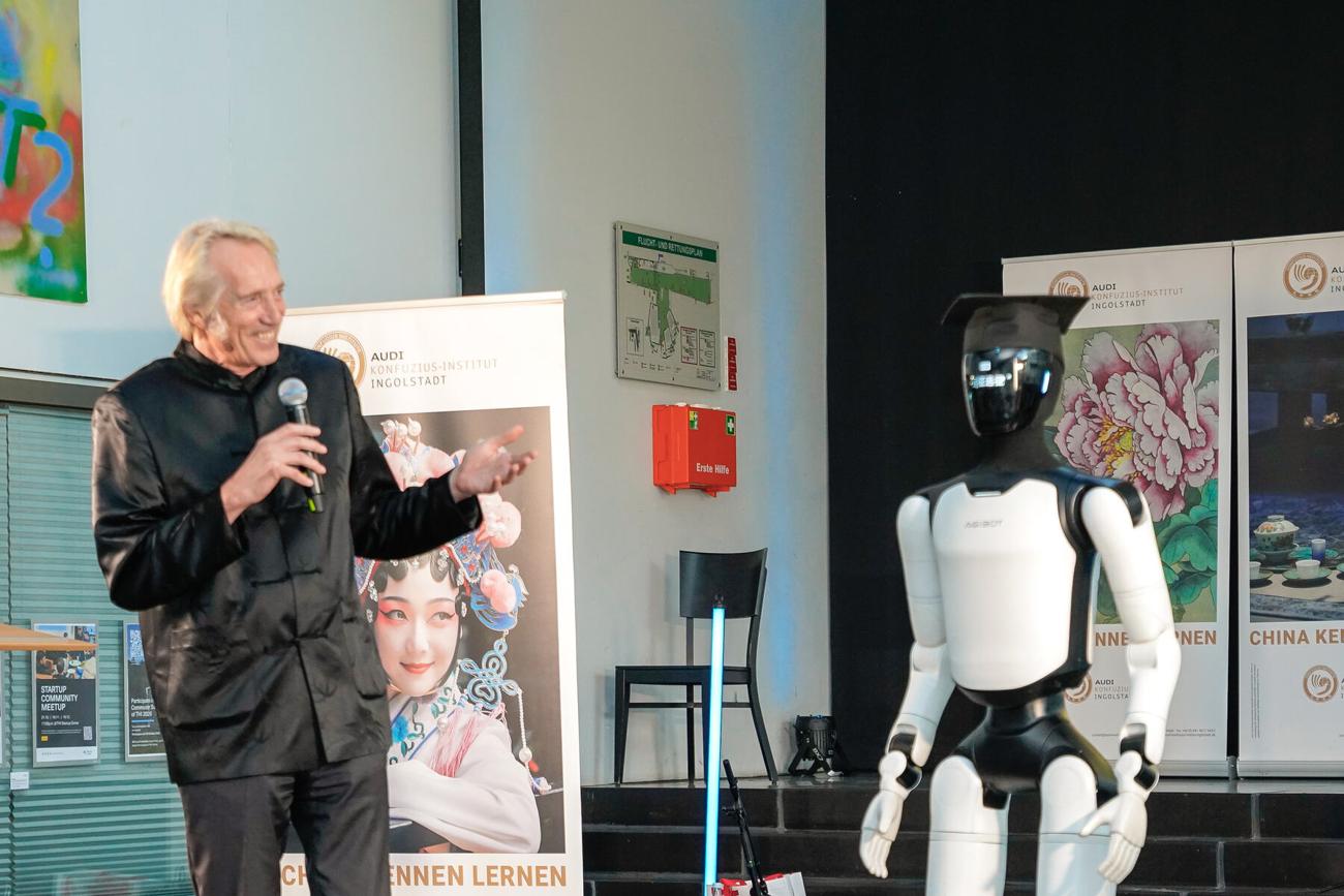 Der humanoide Roboter wird auf der Bühne vorgestellt