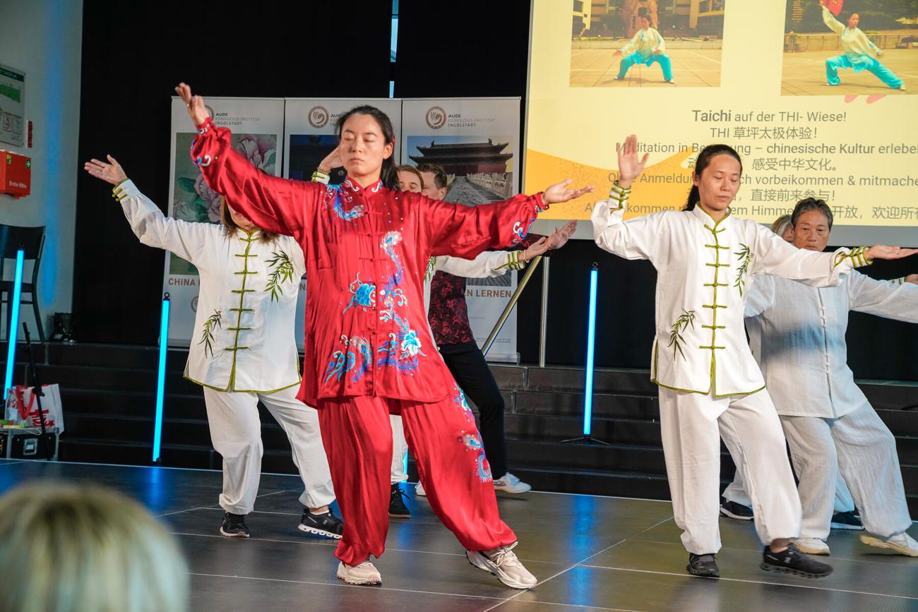 Taichi Gruppe in roten und weißen Anzügen