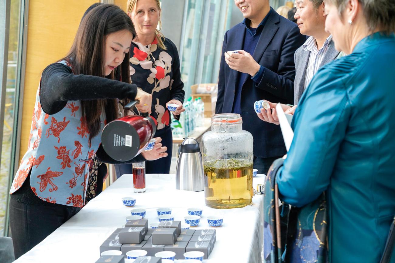 Ausschank von chinesischem Tee