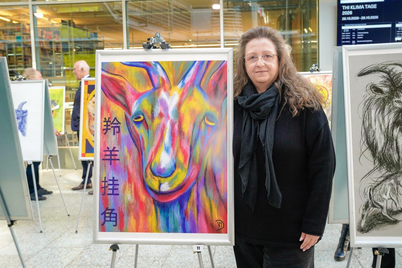 Veronika M. Dutz neben ihrem Bild Líng